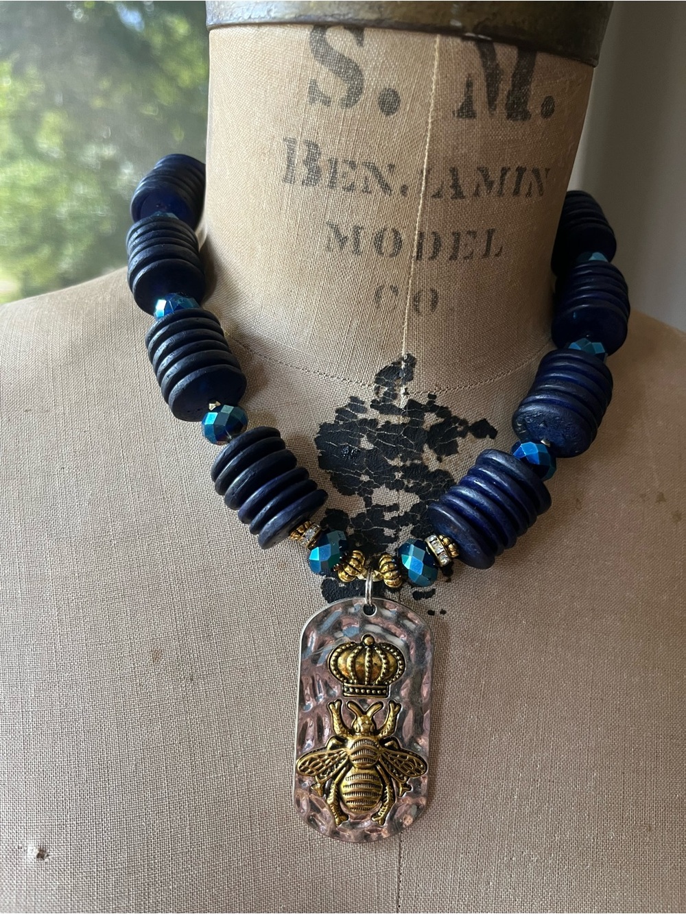 Queen Bee! Necklace w coconut & crystal, navy KATRINA